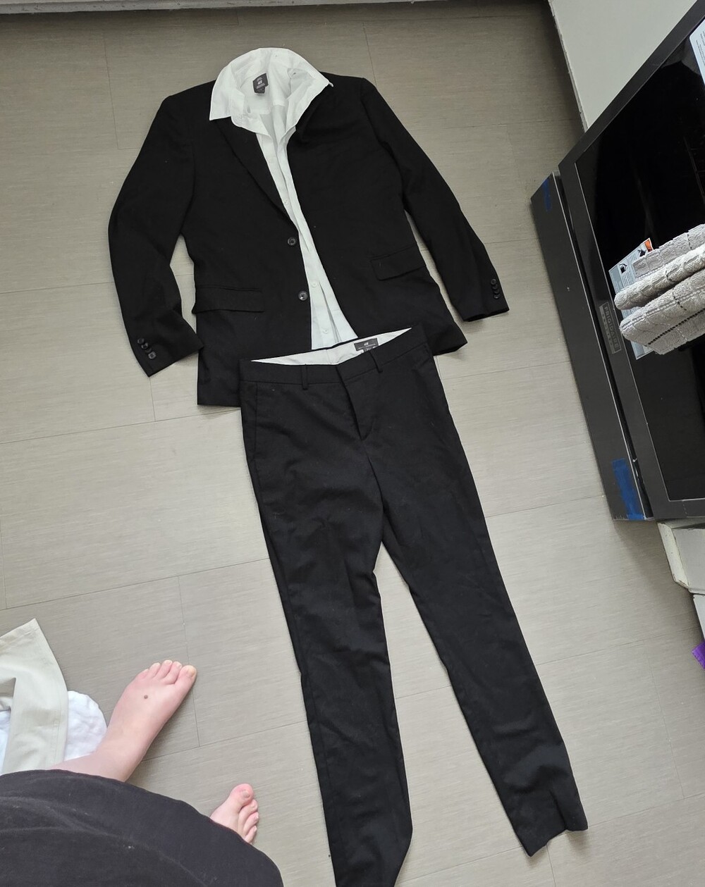 Classic Black Men's Two-Piece Suit with White Shirt Medium